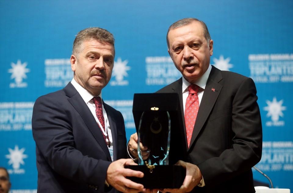 <p>Yalova'nın Subaşı Beldesi Başkanı Volkan Yılmaz ödül aldı.</p>
