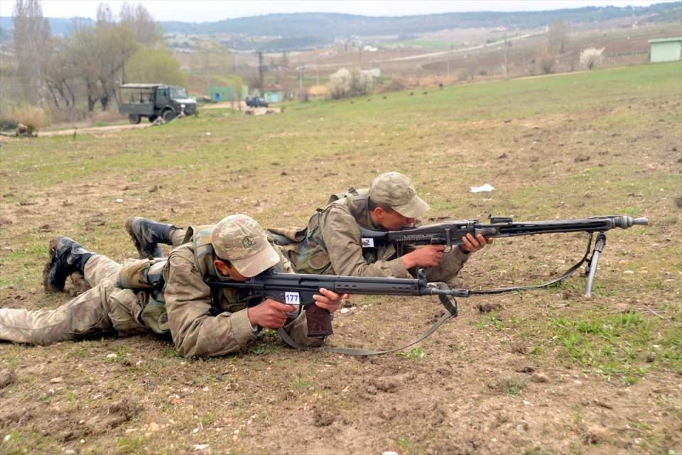 <p><strong>"Onlar bizim de evlatlarımız"</strong></p>
<p> </p>
<p>Bilecik 9. Jandarma Eğitim Alay Komutanı Albay Mehmet Yiğit, AA muhabirine yaptığı açıklamada, Milli Savunma Bakanlığınca vatani görevini yapmak üzere güzel Türkiye'nin dört bir köşesinden komutanlığa tertip edilen vatan evlatlarını, anneleri ve babalarından milletin evlatları olarak teslim aldıklarını söyledi.</p>