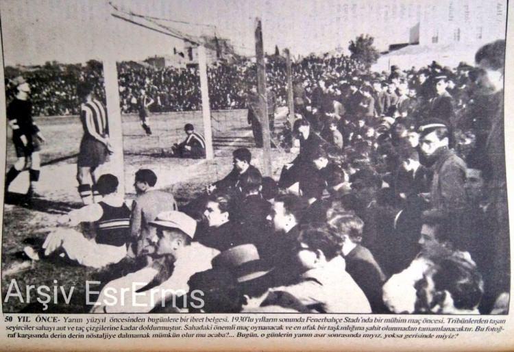<p>1930'lu yılların sonunda Fenerbahçe Stadı'nda mühim bir maç öncesi. Tribünlerden taşan taraftarlar aut çizgisinde.</p>
