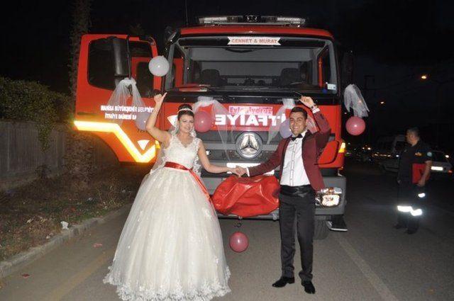 <p>Düğünlerinde güzel bir anı olarak iz bırakmak istediklerini belirten Murat Yılmaz, ”Mesleğim gereği neredeyse tüm mesaim itfaiye aracında geçiyor ve bu benim bir parçam oldu. Ömrümün sonuna kadar beraber olacağım bir kişi unutulmaz bir an yaşamak için aklıma böyle bir uygulama geldi. Mesleğimi düğünüme yansıtarak güzel anıya imza atmanın mutluluğunu yaşıyoruz” dedi.</p>
<p> </p>
<ul>
</ul>
<ul>
</ul>