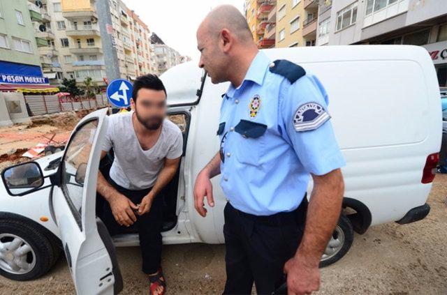 <p>Antalya'da ön ve arka plakaları olmayan ve üzerinde 'Bombaları getiren ey halk! Evet sen bile. Uyan uyan etrafına bak. Zamana karşı devrim' yazılı not bulunan kamyonet, polisi alama geçirdi.</p>
<p> </p>
