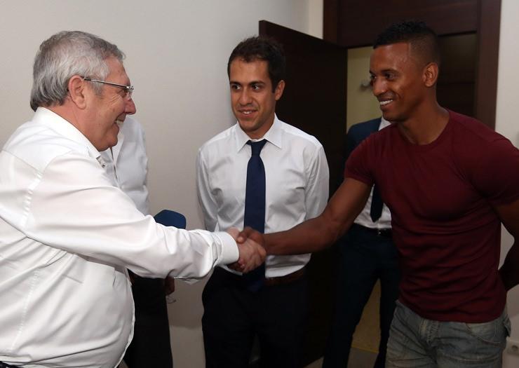 <p>Büyük umutlarla başlanan sezon kupasız ve hayal kırıklıkları ile sona ererken, Portekiz Milli Takımı'yla EURO 2016'nın yolunu tutan Nani aynı zamanda transfer pazarlıklarına da başlıyordu. Valencia'ya giden yıldız oyuncu artık mazide kalan bu fotoğraflarla anılacak.</p>
