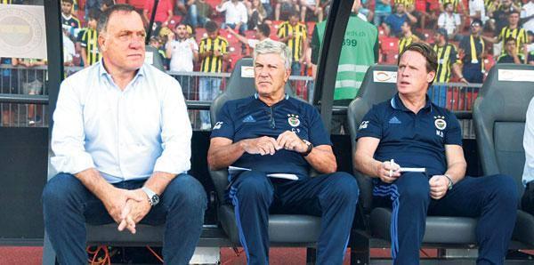 <p><strong>Gelecek sezon Cor Pot ve Mario Been kalabilir </strong></p>

<p>Bu sezon Fenerbahçe şampiyon olursa Cor Pot Mario Been ikilisinin takımın başında kalabileceğini düşünüyorum. Fenerbahçe'nin asıl teknik direktörleri bu ikili. Advocaat bir haftadır yok. Her milli maç arasında gidiyor. Fenerbahçe başarılı oldukça ben bu başarıyı bu ikiliye yazarım.</p>
