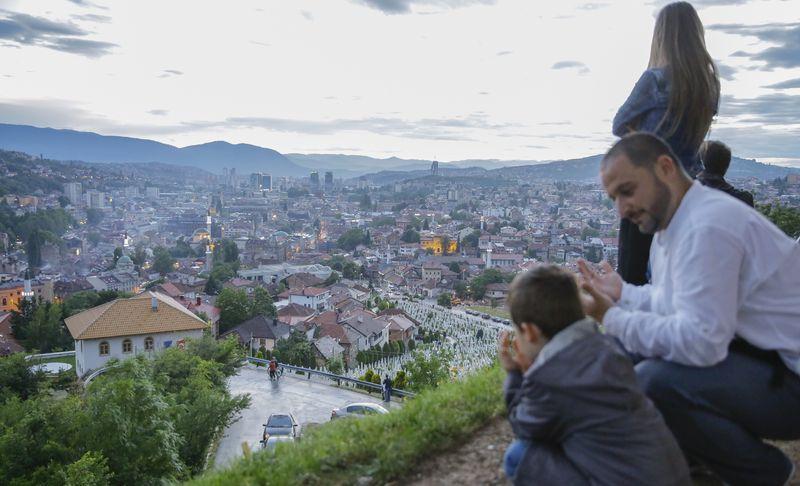 <p>Tarihi Gazi Hüsrev Bey Camisi'nde, farklı ülkelerden misafir olarak gelen hafızlar tarafından okunan mukabele ise vatandaşlardan yoğun ilgi görüyor.</p>

<p> </p>
