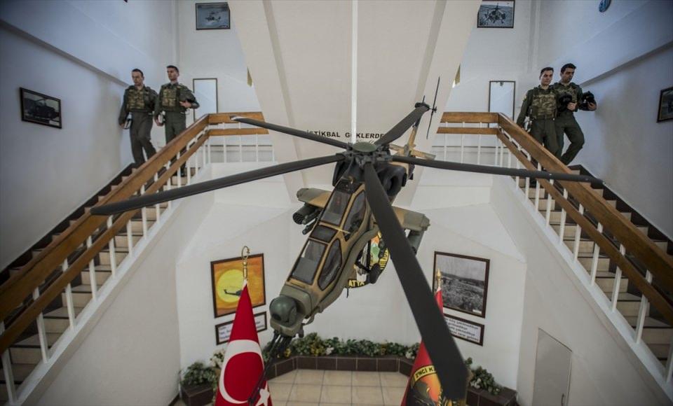<p><strong>Avcı kaskı</strong><br />
<br />
Helikopter, tamamen milli imkanlarla üretilen silah ve güç kontrol sistemine sahip. Türk yapımı lazer güdümlü Cirit füzesi ve uzun menzilli Mızrak tanksavar füzesi, ATAK'ın silahları arasında yer alıyor.</p>
