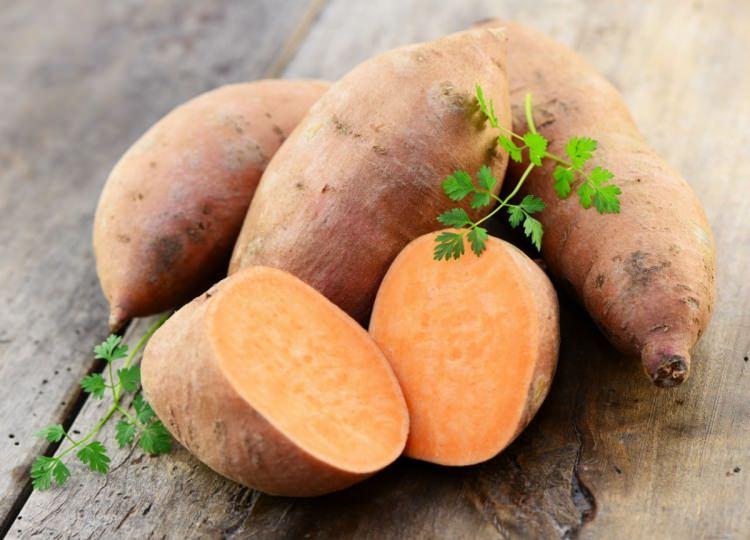 <p><strong>Tatlı patates</strong></p>
<p>Tatlı patates içerdiği besleyici öğeler ve çözünmez lif ile ishale iyi gelir.</p>