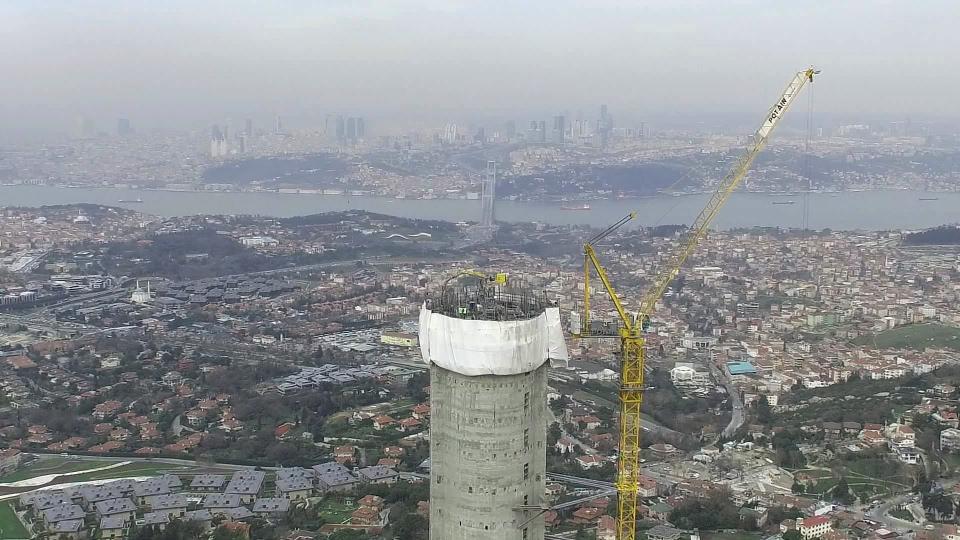 <p>Yapılan zemin etütlerinin ardından Küçükçamlıca'da yapılmasına karar verilen kule inşaatı için bölgedeki ağaçlar taşınmıştı. Bugüne kadar yapılan çalışmalarda betonarme inşaatta 200 metre geçildi. Kulenin toplam uzunluğu 202.5 metre olan betonarme kısmının son metrelerinin yapımına devam ediliyor. İstanbul'un yeni kulesi artık şehrin pek çok yerinden görülebiliyor.</p>
