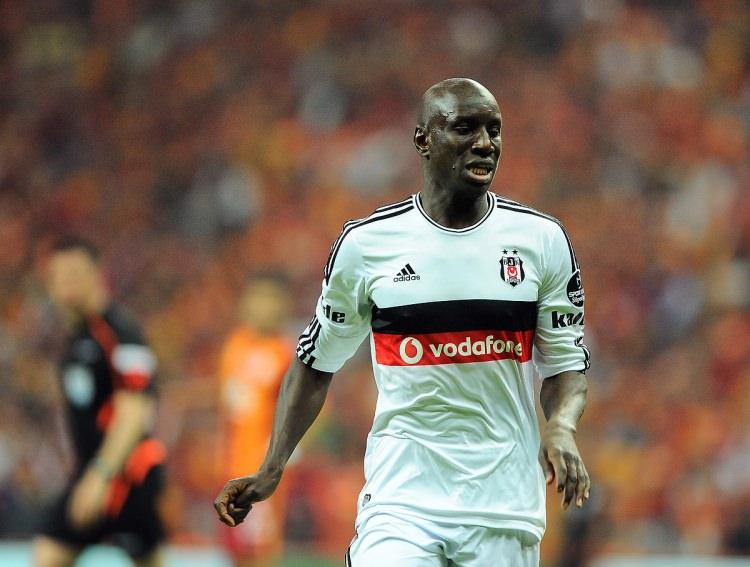 <p>Taraftarları çok özlediğini bir kez daha tekrarlayan Demba Ba, “Beşiktaş taraftarının benim kalbimdeki yeri hep başka olmuştur. Burada değilken bile hep iletişimdeydik. Onları çok özledim. Bir aksilik olmazsa pazartesi günü İstanbul’da olacağım ve yönetimle görüşeceğiz. Transferim konusunda yüzde 80 anlaşacağımıza inanıyorum” ifadelerini kullandı.</p>