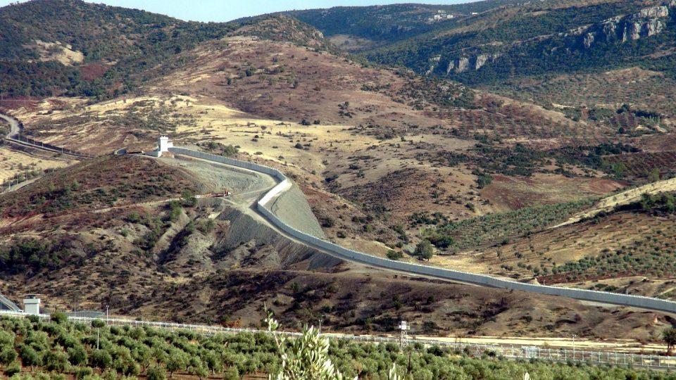 <p>Yapıp da satamadığımız tek bir konut bile olmadı. 15-20 yıl vadede 300-400 TL ödemelerle kiradan bile ucuz şekilde ödeme imkânı getiriyoruz" diye konuştu.</p>
