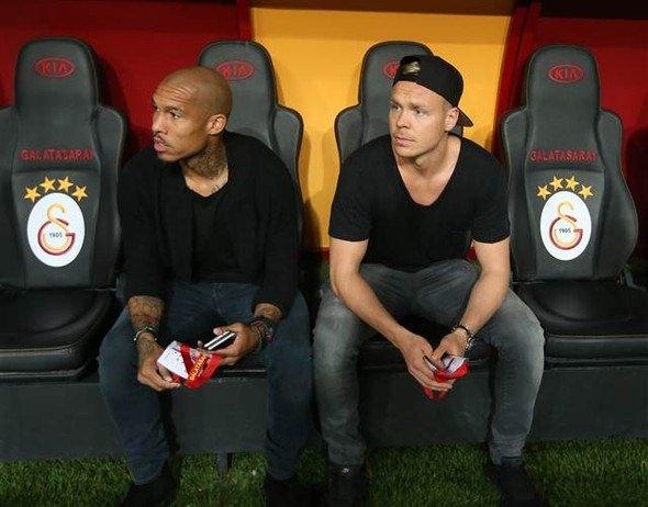 <p>Sakatlıkları nedeniyle kadroya alınmayan Nigel De Jong ve Kolbein Sightorsson, karşılaşma öncesi sahaya girip yedek kulübesinde oturdu.</p>