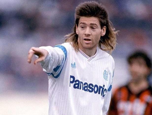 <p><strong>CHRİS WADDLE</strong></p>

<p>Chris Waddle, 1983'te Newcastle United'ın Premier Lig'e yükseldiği sezon her maça aynı iç çamaşırıyla çıkmış. (Tabii ki yıkayıp yıkayıp)</p>
