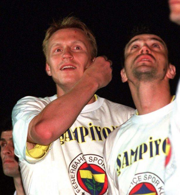 <p>2000-2001 sezonunun şampiyonu Fenerbahçe: Kenneth Andersson, Zoran Mirkovic</p>