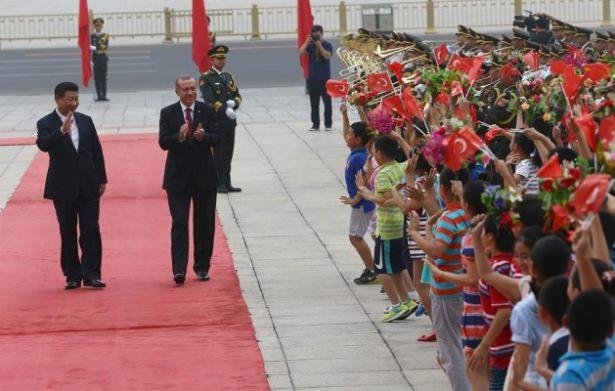 <p>Cumhurbaşkanı Recep Tayyip Erdoğan, Çin Halk Cumhuriyeti Devlet Başkanı Xi Jinping tarafından Büyük Halk Salonu önündeki tören alanında resmi törenle karşılandı. Cumhurbaşkanı Erdoğan, törende ellerinde Türk ve Çin bayrakları yer alan çocukları selamladı.</p>