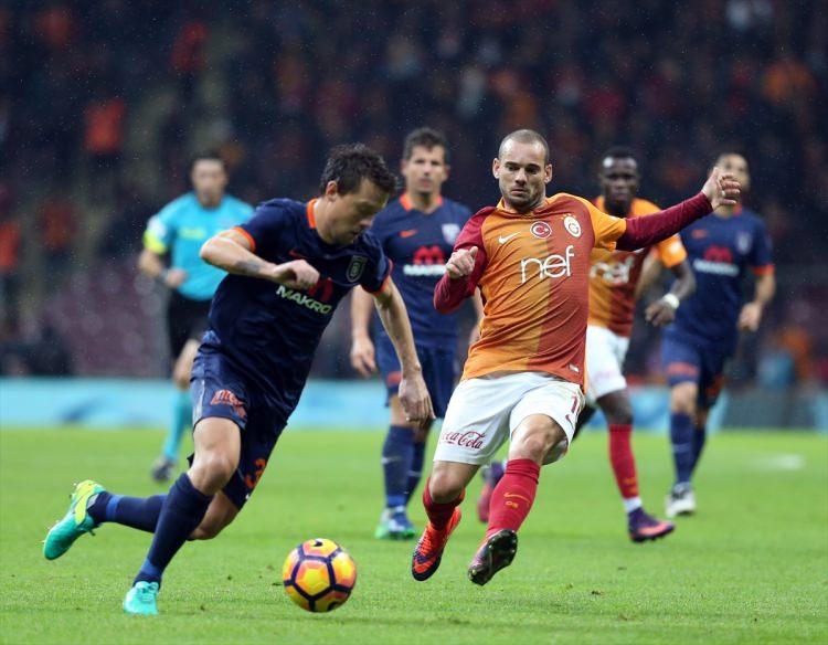 <p>VATANDAŞI NASIL ETKİLER - - - Eğer ilk üç paket ayrı ayrı satılırsa, tuttuğunuz takımın maçını her hafta farklı bir yayıncı kuruluş yayınlayabilir. Böyle bir durumda da evimizde en az 3 tane ‘decoder’ bulundurulması gerekecek. Evde maç keyfi yapmak isteyen vatandaş da üç ayrı şirkete her ay ödeme yapmak zorunda kalacak.</p>