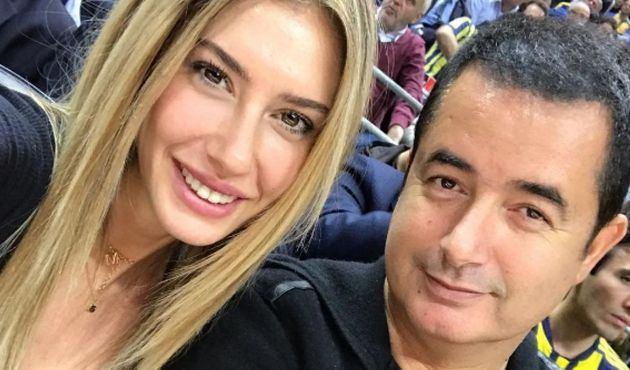 <p>Subaşı ise New York'tki gelinlikçilerden model denediği fotoğraflarını sosyal medya hesabından paylaşmıştı. </p>
