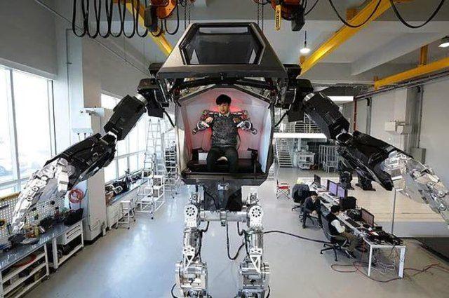 <p>Güney Kore yapımı Kuzey Kore sınır devriyeliği yapacak olan dev robot tarihe ismini yazdırdı. Hankook Mirae Technology adlı Koreli robot firması 1.5 tonluk makineyi oluşturdu.</p>

<p> </p>

