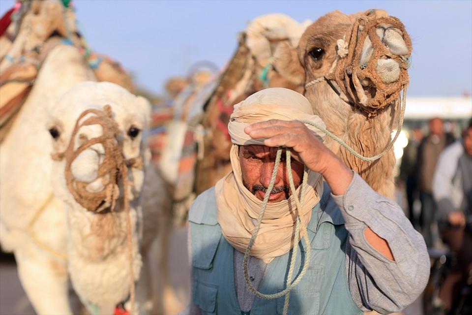 <p>Çok sayıda Bedevi, Berberi ve Kuzey Afrikalı göçebe halkların buluştuğu festivalde at ve deve yarışları gerçekleştirildi.</p>
