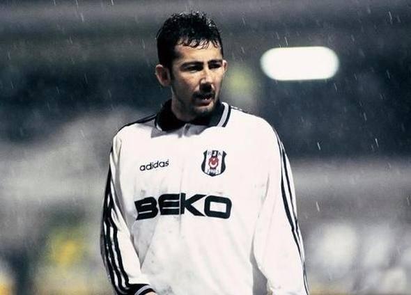<p><strong>10-) SERGEN YALÇIN</strong><br />
<br />
Beşiktaş, F.Bahçe, G.Saray ve Trabzonspor formaları ile Süper Lig'in 4 şampiyon takımlarının tamamında forma giyen ilk oyuncu tarihe geçmiştir. Kariyeri boyunca resmi maçlarda 145 gol kaydederken, jenerasyonunun Avrupa çapında 10 numarası olarak hafızalara kazınmıştır.</p>
