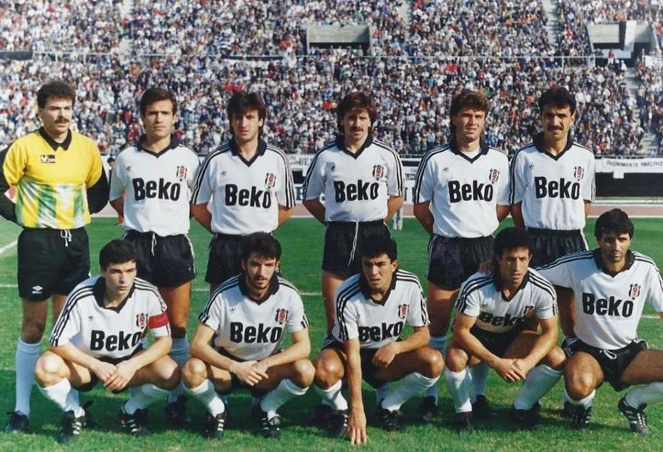 <p><strong>Beşiktaş (1989-1990)</strong></p>

<p>1989-1990 sezonunda ligde ve Türkiye Kupası’nda şampiyon olan Beşiktaş. Bu, Gordon Milne’in çalıştırdığı siyah-beyazlı ekibin 1.Lig’de üç yıl sürecek şampiyonluk serisinin ilk </p>

<p>ayağını oluşturdu. Feyyaz Uçar 28 golle Gol Kralı oldu. Beşiktaş, Türkiye Kupası’nı finalde Trabzonspor’u 2-0 yenerek müzesine götürdü. Cumhurbaşkanlığı Kupası maçında </p>

<p>Fenerbahçe’ye 3-2 kaybeden siyah-beyazlı ekip, Kupa Galipleri Kupası’nda ilk turda Borussia Dortmund’a elendi.</p>

<p>Soldan sağa</p>

<p>Ayaktakiler: Engin İpekoğlu, Feyyaz Uçar, Ali Gültiken, Metin Tekin, Gökhan Keskin, Kadir Akbulut.</p>

<p>Oturanlar: Rıza Çalımbay, Şenol Fidan, Zeki Önatlı, Recep Çetin, Ulvi Güveneroğlu.</p>
