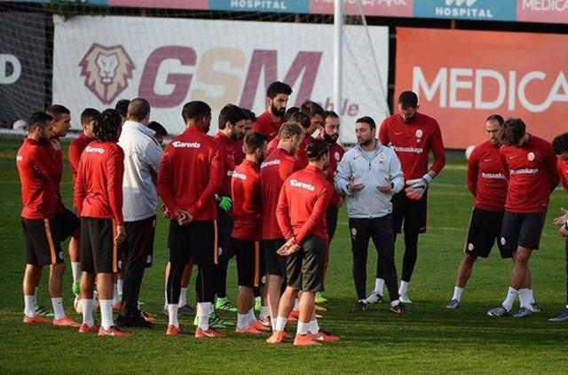 <p><strong>KORKMAZ MI ÜNDER Mİ?</strong><br />
G.Saray yönetiminde tartışılan bir diğer formül ise teknik adam operasyonunu zamana yayıp sezon sonuna bırakmak...</p>