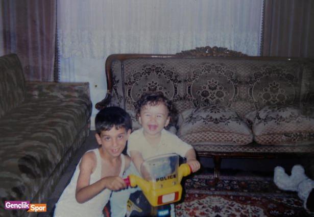 <p>Okan Turan 2 yaşında kendisine alınan ilk bisikletin coşkusunu abisi Arda ile birlikte yaşamayı ihmal etmiyor.</p>
<p> </p>