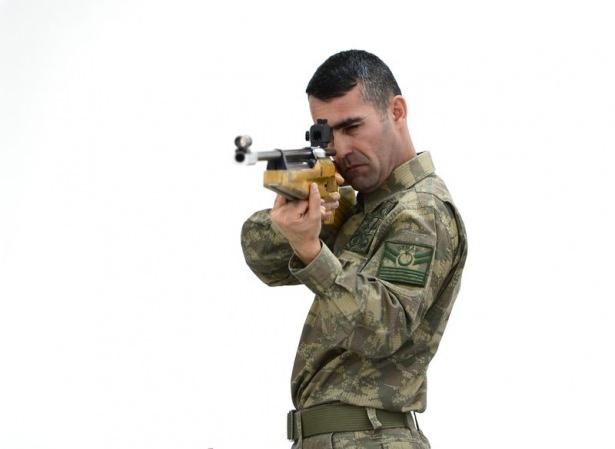 <p>Eğitimlerin sonunda "Tek atışta imha" hedefiyle yola çıkan uzman nişancılar, TSK'nın ihtiyaç duyduğu her alanda gece gündüz farklı mesafe ve büyüklükteki hedefleri etkisiz hale getirmek üzere görev alıyor. </p>
<p> </p>