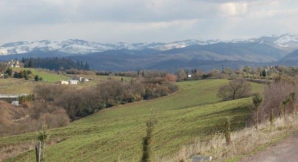 <p><strong>MAYIS SONUNDA DEVREDE</strong></p>

<p>Başlangıçta 377 km otoyol ve 44 km bağlantı yolu olmak üzere toplam 421 km olması planlanan ve Osman Gazi Köprüsü’nü de içeren Gebze-Orhangazi-İzmir Otoyolu, güzergah boyunca karşılaşılan zemin sorunları nedeniyle 384 km otoyol ve 49 km bağlantı yolu olmak üzere toplam 433 km olarak revize edilmişti. Proje, Türkiye’nin ulaştırma alanındaki en büyük yatırımlarından biri olarak da dikkat çekiyor. Otoyolun, geçtiği güzergah üzerinde yer alan İstanbul, Yalova, Bursa, Balıkesir, Manisa gibi illerin çevrelerindeki bölgelerin sanayi ve ekonomisine katkı sağlaması, yeni yatırımları artırması bekleniyor. Bu yolla taşıt işletme giderlerinde yıllık 870 milyon lira tasarruf sağlanacağı hesap ediliyor.</p>
