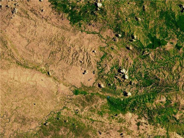 <p>Haiti ve Dominic Cumhuriyeti sınırı NASA uydusu tarafından çekilmiş. Yeşil olan kısım Dominic Cumhuriyetinin toprakları diğer kısım ise Haiti.</p>

<p> </p>
