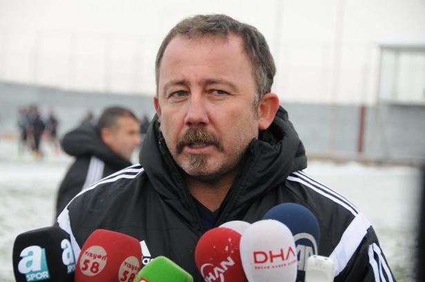 <p>"Muhabir:18 yaş altı iddaa oynayan gençlere ne söylemek istersin ? <br />
<br />
Sergen Yalçın: Bundesliga'ya oynamasınlar, çok sürpriz oluyor."</p>