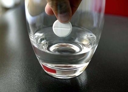 <p>Eğer bir aspirinin kalp krizi sırasında işe yaramasını istiyorsanız, onu çiğnemelisiniz. Aspirin, kan pıhtılarını oluşturan plateletlerin oluşmasını önler. Çiğnendiğinde daha hızlı çalışır. Bunun sebebi aspirini çiğnediğinizde anti-platelet efektin sindirim sürecine uğramadan direk olarak ağızdaki kan damarlarına karışmasıdır.</p>
<p> </p>