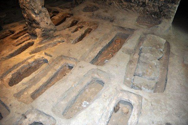<p>Yeraltı şehrinde iç kısımlarına dar ve engebeli koridorla ulaşılmakta iç kısımlarda sığınıldığında kullanılan odalar ve su ihtiyacını karşılamak için açılmış, kayaya oyulmuş, görünen kısmı 8 metre derinliğinde olan kuyu yer alır. </p>
<p> </p>