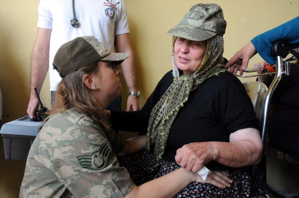 <p>Van'ın Çaldıran ilçesinin Tendürek Dağı bölgesinde güvenlik güçlerince yürütülen operasyonlarda, terör örgütü PKK militanları ile çıkan çatışmada şehit düşen Astsubay Üstçavuş Suat Petek'in (36) cenazesi, memleketi Osmaniye'nin Kadirli ilçesinde toprağa verildi. Törende, şehidin annesi Elif (sol 2) ve kardeşi Oğuzhan (sağ 2) Helvacı'yı yakınları teskin etmeye çalıştı.</p>
