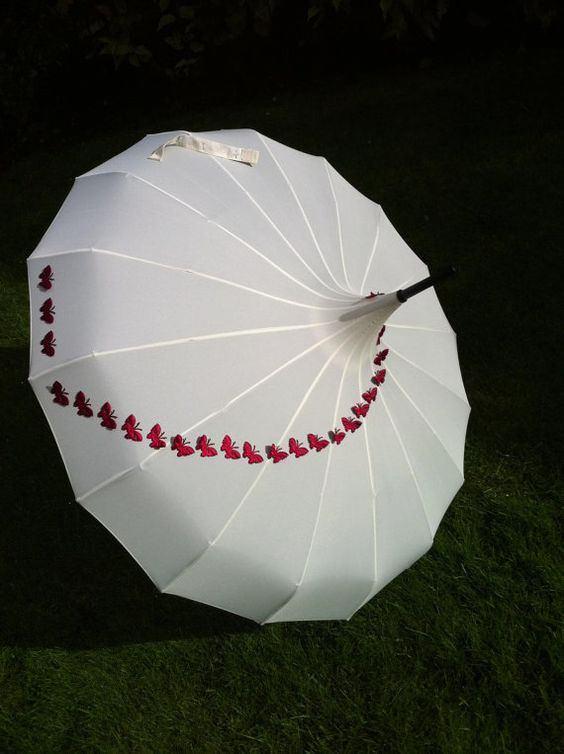 <p>Bu yıl düz renk ve model şemsiyeler, yerini özel tasarım şemsiyelere bıraktı.</p>
