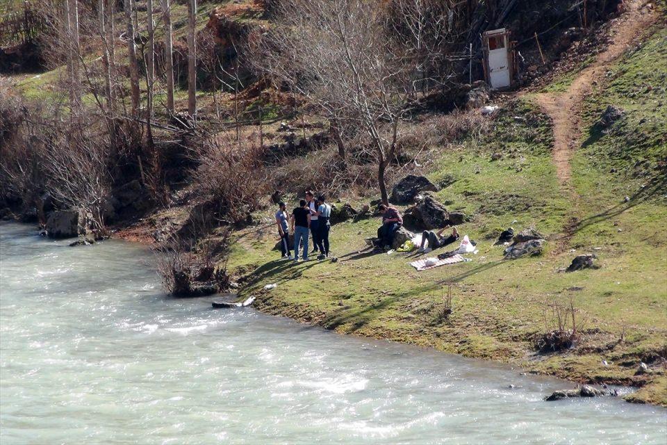 <p>Tunceli'den Ovacık Kayak Merkezi'ne kayak yapmaya gelen ziyaretçilerden Esma Demirel, aynı günde iki mevsimi yaşadıklarını ifade ederek, "Tunceli’de bahar havası var. Ovacık’ta ise güzel bir kış manzarasıyla karşılaştık" dedi.</p>