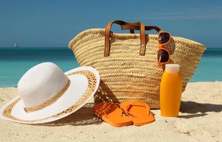 <p>Tatilini deniz kenarında geçirmek isteyen kadınlar ise şimdiden plaj çantasına neler alacağını listeliyor.</p>
