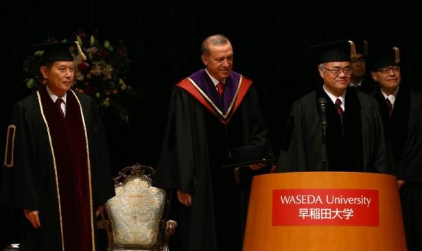 <p>Waseda Üniversitesi Rektörü Kaoru Kamata, törende yaptığı konuşmadaErdoğan'ın İstanbul Büyükşehir Belediye Başkanlığı döneminde su ve alt yapı projeleri ile şehrin en büyük sorunlarına çözüm bulduğunu sonrasında Başbakanlığı döneminde Türkiye'yi demokrasi ve saygın bir konuma gelmesi noktasında ilerlettiğini belirtti.</p>

<p> </p>
