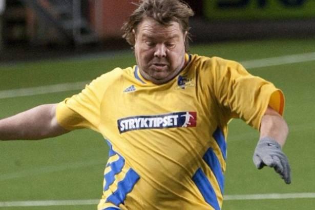 <p>Futbol sonrası, restoran işletmeciliği, gayri menkul yatırımcılığı son olarak da poker oyunculuğuna girişen Brolin'in göründüğü gibi o sevimli halinden artık eser yok.</p>
<p> </p>