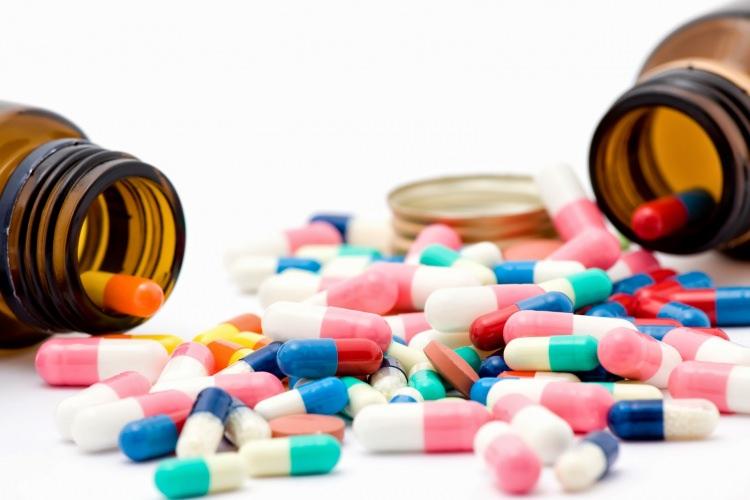 <p><strong>7. İlaçları gelişgüzel kullanmak</strong></p>
<p>Yaz aylarında kalbi yoran hataların başında kullanılan ilaçların düzenlenmesi için doktora başvurmamak gelir.</p>