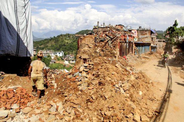 <p>&nbsp;İkinci depremin meydana geldiği Everest Dağı'nın eteklerindeki Nal&ccedil;e yerleşkesinin yaklaşık 50 kilometre batısında kalan ve 7.8 b&uuml;y&uuml;kl&uuml;ğ&uuml;ndeki ilk depremin merkez &uuml;ss&uuml; olan Sindhupalchok b&ouml;lgesinde halk, yaralarını sarmaya uğraşıyor.&nbsp;</p>
