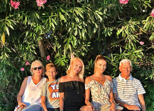 <p><strong>Özge Ulusoy</strong></p>

<p>HERKESE İYİ BAYRAMLAR</p>
