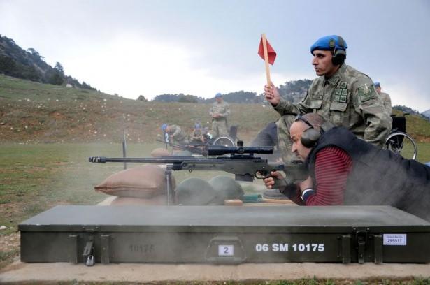 <p>Çatışmalarda tek bacağını ve kolunu kaybetmiş bazı gazilerin, kuleden inişleri alkış topladı.</p>
