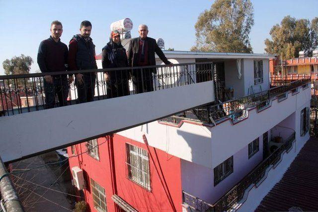 <p>OĞLU İLE KENDİ EVİNİN ARASINDA ÜST GEÇİT YAPTIRDI</p>
<p>Adana'da bir kişi, daha kolay gidip gelmek için kendi evi ile oğlunun evi arasına üst geçit yaptırdı. </p>