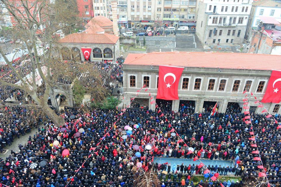 <p>Diyarbakır Asker Hastanesi’nde düzenlenen tören sonrası askeri uçakla Trabzon’a getirilen şehit cenazesi için önce Ortahisar ilçesi İnönü mahallesindeki evinde helallik alındı.</p>

<p> </p>
