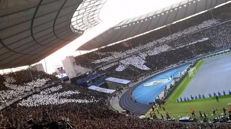 <p>Juventus taraftarlarının Berlin Olimpiyat Stadı'nda Barcelona ile oynadıkları Şampiyonlar Ligi finali öncesi yaptıkları koreografi</p>