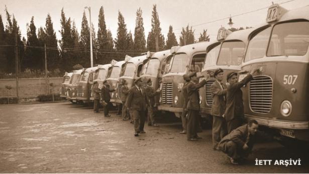 <p>1962 - İETT şöförleri Şişli garajında sefer öncesi son kontrolleri yapıyor</p>
<p> </p>