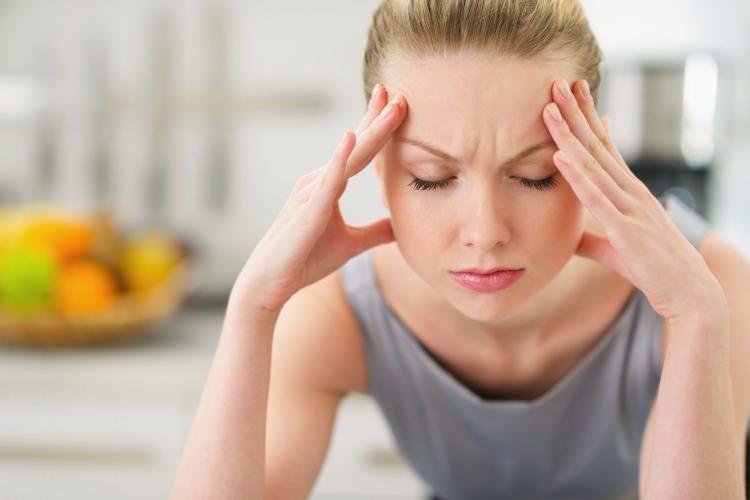 <p><strong>MİGREN</strong></p>
<p>Magnezyum eksikliği kasların gerilmesine neden olur. Bu da migrene dolaylı olarak sebep olur. Fazla magnezyumun bulantı ve ışığa hassasiyeti ortadan kaldırıldığı da bilinir.</p>