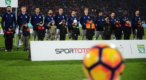 <p>İSMAİL VE NEUSTADTER FORMASINA KAVUŞTU<br />
<br />
Fenerbahçe’de son olarak ligin 12’nci haftasında Çaykur Rizespor deplasmanında 70’inci dakika oyuna giren ve bir de gol kaydeden İsmail Köybaşı, Hasan Ali Kaldırım’ın sakatlığı nedeniyle kadroda yer almadığı Trabzonspor maçında ilk 11’de kendine şans buldu. Fenerbahçe’de ayrıca son olarak yine Çaykur Rizespor maçında forma giyen Neustadter de Skrtel’in kart cezalısı olduğu haftada Trabzonspor maçının ilk 11’inde yer aldı.</p>
