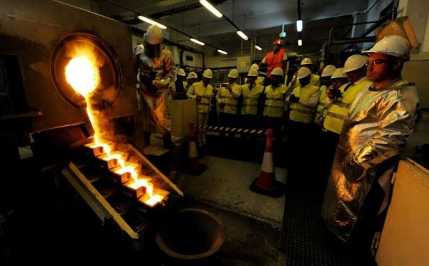 <p>D&ouml;k&uuml;m &ouml;ncesi T&Uuml;PRAG Şirket M&uuml;d&uuml;r&uuml; Mehmet Yılmaz, Uşak Valisi Seddar Yavuz, AK Parti Uşak milletvekilleri İsmail G&uuml;neş, Mehmet Altay, Uşak Belediye Başkanı Nurullah Cahan'a maden sahasını gezdirdi.</p>
