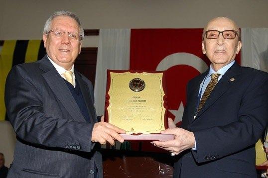 <p>15 Şubat 1998 tarihinde düzenlenen genel kurulda rakibi Vefa Küçük'ü bir oy farkla geçerek Fenerbahçe başkanı olan Aziz Yıldırım o tarihten beri kulübün başında. </p>
