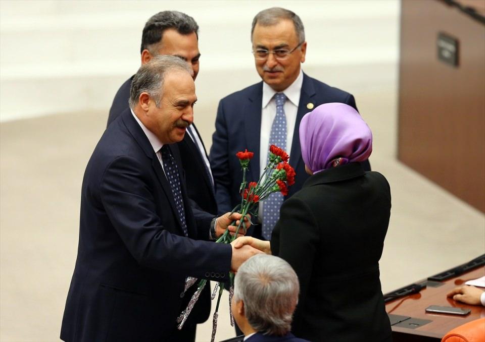 <p>"Bugün, işsizlikten eğitime kadar bütün istatistiklerde açık ara erkeklerin gerisinde kalan kadınlara ağıt yakma günü olmamalı" diyen Hamzaçebi, şunları söyledi:</p>

<p> </p>
